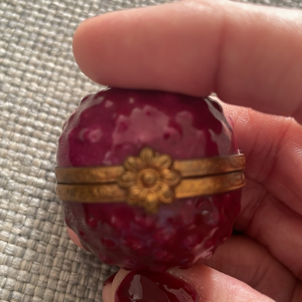 Cute Limoges Raspberry Box - Picture 2 of 4